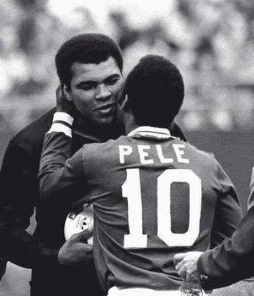1977, Muhammad Ali abbraccia Pel nella sua partita d’addio